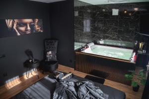 Postel nebo postele na pokoji v ubytování Euforia - Jacuzzi apartment Ukmergė