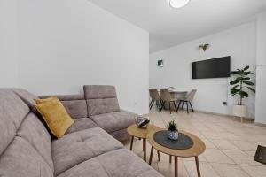 una sala de estar con un sofá y una mesa en New Apartment Lejla, en Šišan