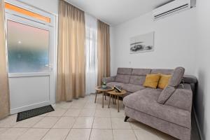 una sala de estar con un sofá y una mesa en New Apartment Lejla, en Šišan