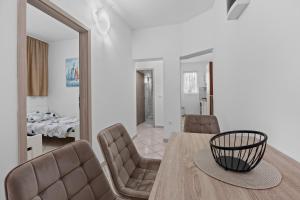 un comedor con mesa y sillas y un dormitorio en New Apartment Lejla, en Šišan 20 fotos más