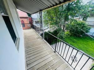 Μπαλκόνι ή βεράντα στο 5 bedroom apartment in Ashland