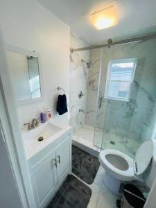Ένα μπάνιο στο 5 bedroom apartment in Ashland