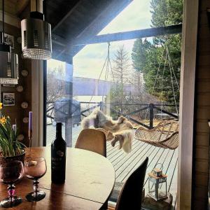 Rõdu või terrass majutusasutuses Lakefront cottage with jacuzzi
