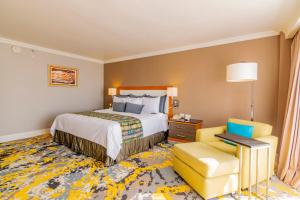 Postel nebo postele na pokoji v ubytování Hotel Lucerna Ciudad Juarez
