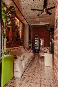 a living room with a couch and a table at Bunde Haus Hotel EXPRESS BOUTIQUE in Ibagué