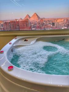 Bazén v ubytování Lotus Pyramids & Jacuzzi nebo v jeho okolí