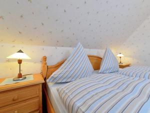 1 Schlafzimmer mit 2 Betten mit blauer und weißer Bettwäsche in der Unterkunft Apartment in Eimelrod with Panoramic Views in Willingen