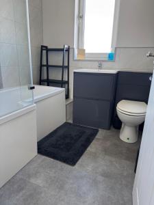 Koupelna v ubytování Stunning 3 bedroom 2 bathroom west end house with free parking and Wi-Fi