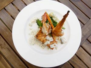 Makanan di atau di tempat lain dekat hotel