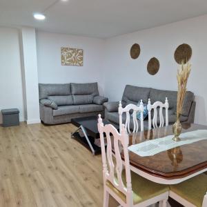 una sala de estar con una mesa y un sofá en Piso del Balcón, en Cazorla