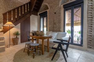 a living room with a table and a couch at Zarí Apartamentos in Córdoba