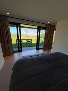 una camera con letto e vista su un tavolo di Guesthouse 'Elements' with panoramic views a Bergen Altre 26 foto