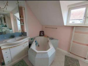 ein Badezimmer mit großer Badewanne und Waschbecken in der Unterkunft Comfortable House with Two Floors in Linz + 14 Fotos