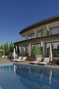 una casa con piscina accanto a un edificio di Dukley Villa sea view a Budua