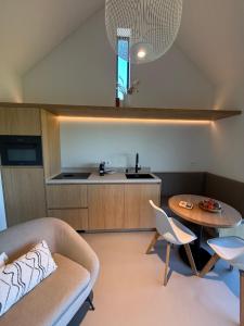 un soggiorno con un divano e un tavolo di Guesthouse 'Elements' with panoramic views a Bergen