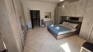 een slaapkamer met een bed en een bureau erin bij Saint Cristofer house in Catania