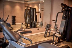 Fitness centrum a/nebo fitness zařízení v ubytování Tripod By Pedestal Hotel