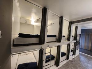 a room with four bunk beds and mirrors at Vila Rock Hostel - próximo Allianz Parque, Vila Madalena, Av Paulista, Hospital das Clínicas INCOR FMUSP in São Paulo