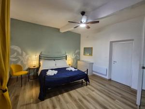 ein Schlafzimmer mit einem Bett und einem Deckenventilator in der Unterkunft Casa Mamma Maria in Tivoli