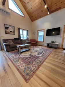 un soggiorno con un divano e una TV di Barn Cottage close to Smugglers Notch a Cambridge