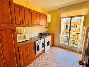 a kitchen with a stove and a microwave at Apartamento centro de Nájera in Nájera