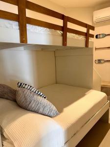 1 dormitorio con 2 literas y almohada en PlayaSol Las Hadas Great view, en Manzanillo