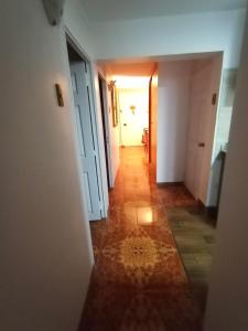 an empty hallway with a hallway leading to a room at Departamento en playa blanca in Antofagasta