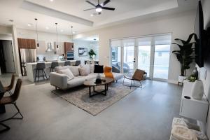 Ruang duduk di Luxury 4BR Entertainment house with Heated Pool