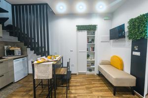 Η κουζίνα ή μικρή κουζίνα στο Mirò Suite Catania - Elegant Apartment Centro Storico