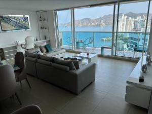 GairaOcean View Penthouse的带沙发的客厅，可欣赏海景