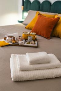 Ένα ή περισσότερα κρεβάτια σε δωμάτιο στο Mirò Suite Catania - Elegant Apartment Centro Storico