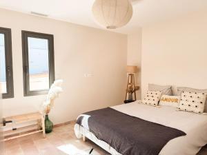 una camera da letto con un letto e una finestra di Villa familiale avec piscine hyper centre a Valras-Plage Altre 47 foto