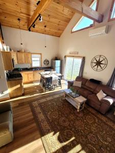 un soggiorno con un divano e un tavolo di Sugar House Cottage close to Smugglers Notch a Cambridge