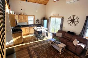 un soggiorno con divano e cucina di Sugar House Cottage close to Smugglers Notch a Cambridge Altre 17 foto