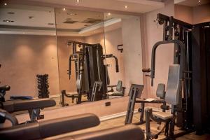 Fitness centrum a/nebo fitness zařízení v ubytování Tripod By Pedestal Hotel
