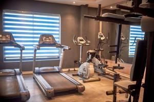 Fitness centrum a/nebo fitness zařízení v ubytování Tripod By Pedestal Hotel