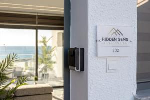 Ein Zertifikat, Auszeichnung, Logo oder anderes Dokument, das in der Unterkunft HiddenGems Residences 202 - The LXR Penthouse - Pool & Beach Steps ausgestellt ist