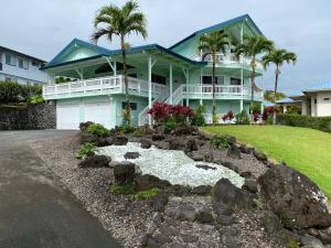 una casa con un giardino roccioso di fronte di GUEST HOUSE IN HILO a Hilo