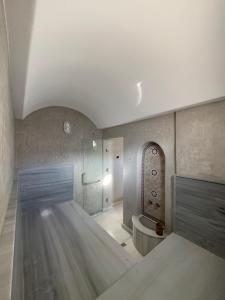 un baño con bañera y lavabo en Villa Beni Mejmel avec vue exceptionnelle, en Tánger