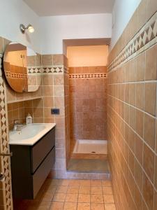 Koupelna v ubytování Piazza Bovio - Casa "Domi" con Aria condizionata nel Centro Storico