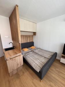 ブラチスラヴァにあるBeautiful apartment near the city centerの部屋の中に大きなベッドがある寝室