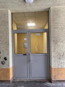 ブラチスラヴァにあるBeautiful apartment near the city centerの一組の戸 +5枚の写真