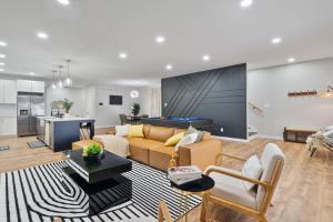 a living room with a couch and a kitchen at Comfy Room Downtown Indy in Indianapolis