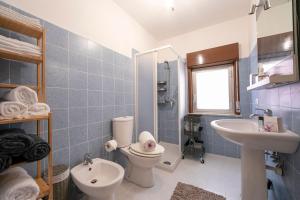 Koupelna v ubytování Sicilian Charm close to Taormina - Happy Rentals + 20 fotografií