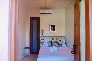 una camera da letto con un letto con cuscini blu di Room 14 Chill City Veranda Near Miramar a San Juan