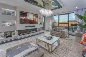 un salon avec un canapé et une cheminée dans l'établissement Luxury 7 Bed Durham Mansion Pool, Spa, Cinema, à Durham