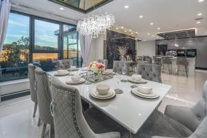 une salle à manger avec une table et des chaises blanches dans l'établissement Luxury 7 Bed Durham Mansion Pool, Spa, Cinema, à Durham