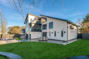 une grande maison blanche avec une grande cour dans l'établissement Luxury 7 Bed Durham Mansion Pool, Spa, Cinema, à Durham