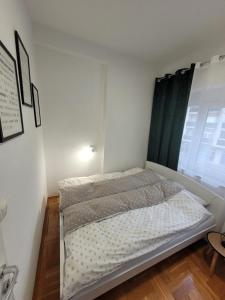 Giường trong phòng chung tại Apartman Natasa (Centar Grada Trebinja)