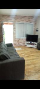 Una sala de estar con un sofá y un televisor de pantalla plana. en Alojamiento luxur, en San José 5 fotos más